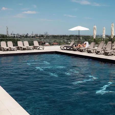 Chestnut In Odyssey Pools N Parking